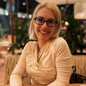 HACCP tanfolyam résztvevője – kép mosolygó női hallgatóról