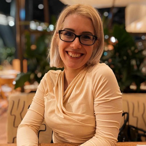 HACCP tanfolyam résztvevője – kép mosolygó női hallgatóról