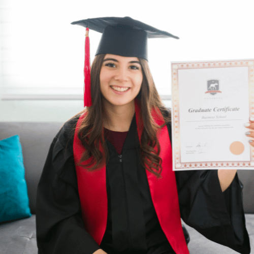 Fiatal nő tanúsítvánnyal a HACCP auditor képzés elvégzése után